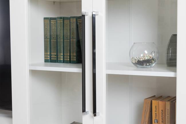 Тумба-комод и шкаф с тремя стеклянными дверками в гостиную Валенсия цвет белый шагрень Тумба-комод и шкаф с тремя стеклянными дверками в гостиную Валенсия цвет белый шагрень