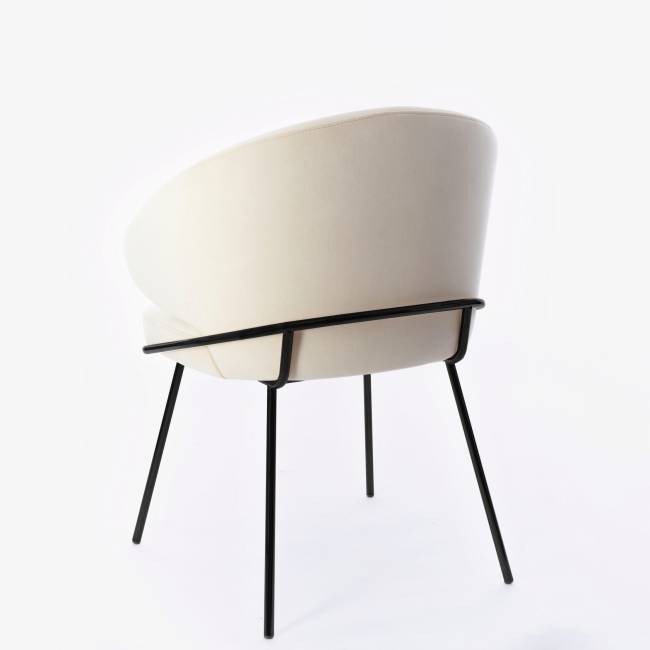 Дизайнерский стул Cosmos бежевый, основание металл черный матовый Дизайнерский стул Cosmos бежевый, основание металл черный матовый