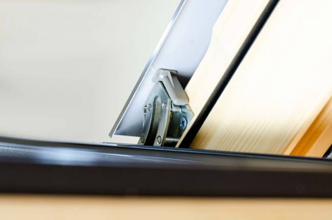 Деревянное мансардное окно FTP-V U5 (CH) со среднеповоротным типом открывания