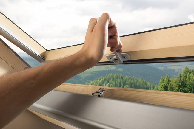 Деревянное мансардное окно FTP-V U5 с системой автоматического управления WiFi Деревянное мансардное окно FTP-V U5 с системой автоматического управления WiFi