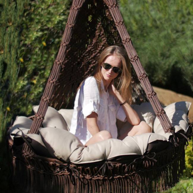 Подвесное плетеное кресло качели CARTAGENA (цвет коричневый) с подушками (цвет бежевый) без каркаса